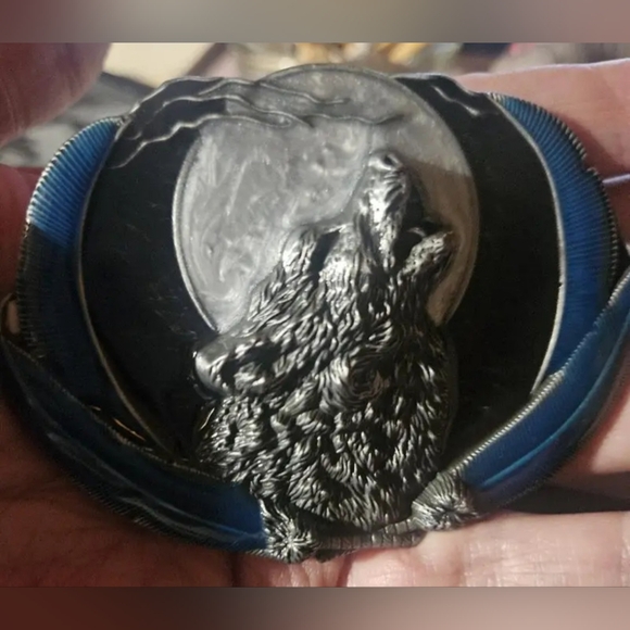 Beautiful Wolf howling at the moon Feathers Belt buckle - Picture 4 of 4